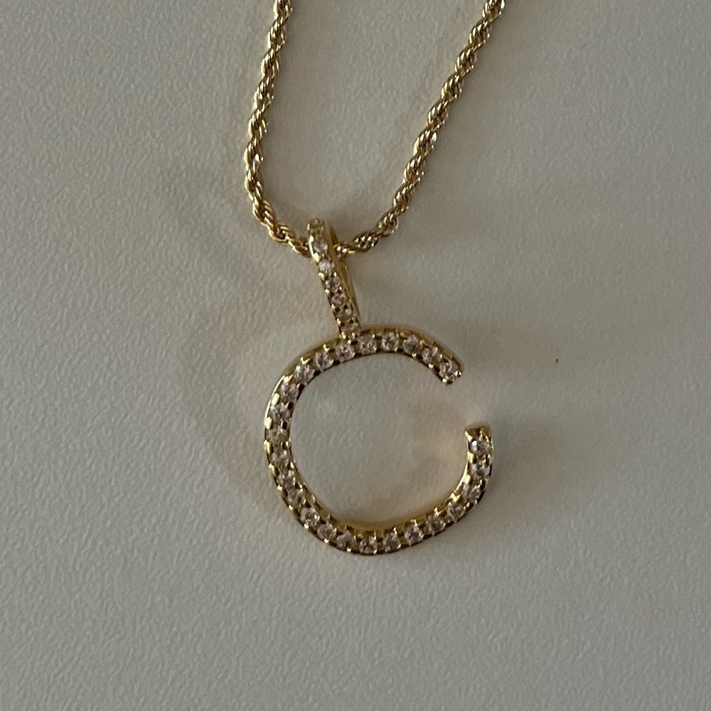 Elegant Gold Necklace with Pendant